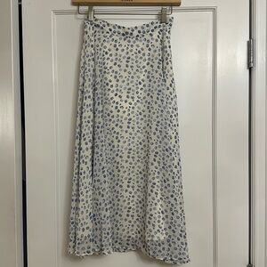 Na-Kd below the knee blue floral patterned skirt. no rips, tears, or stains! 💙